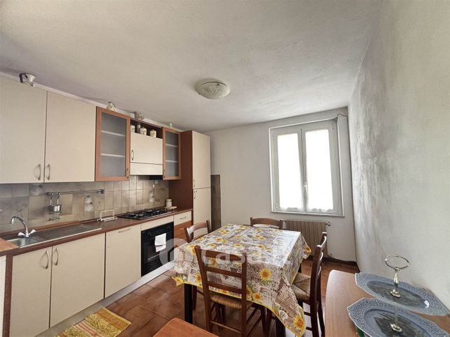 Casa bi/trifamiliare in residenziale in 