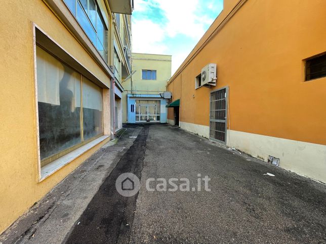 Negozio/locale commerciale in commerciale in Via Brindisi 127