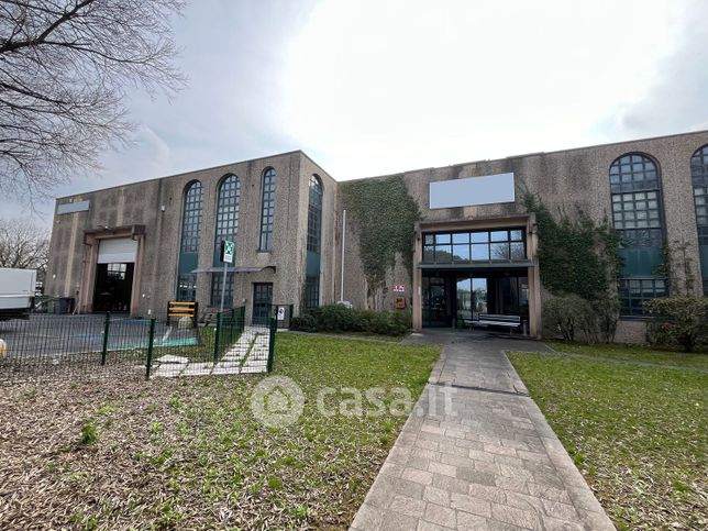 Capannone in commerciale in Via Caselle