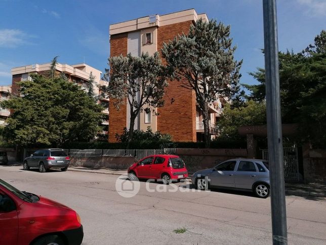 Box/posto auto in residenziale in Viale Europa 35