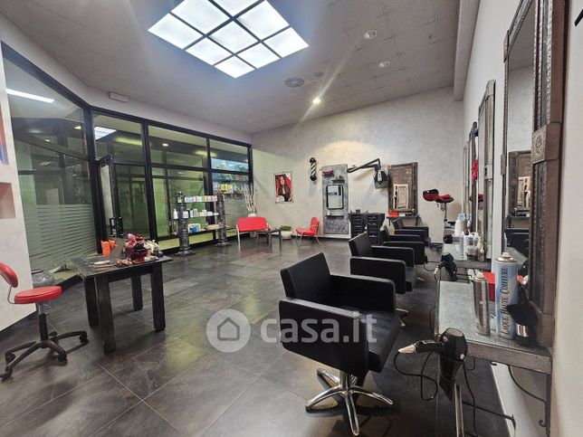 Ufficio in commerciale in Via Radici Nord 31