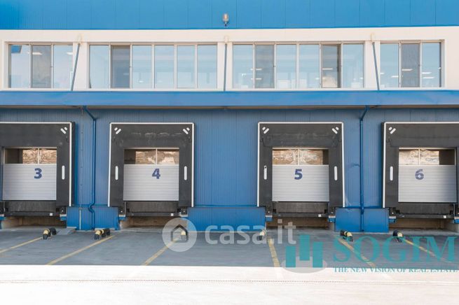 Capannone in commerciale in 