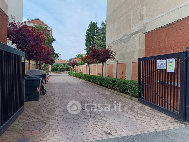 Box/posto auto in residenziale in Via Val della Torre 115