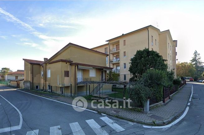 Casa bi/trifamiliare in residenziale in 