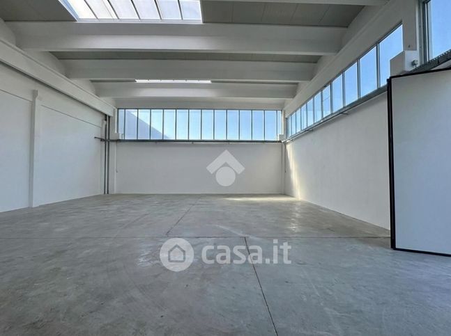 Capannone in commerciale in Via Treforni 91