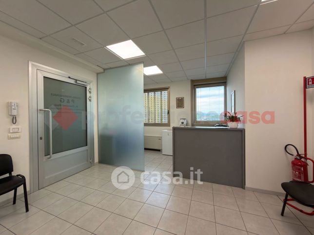 Ufficio in commerciale in 