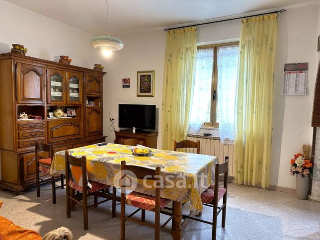 Casa bi/trifamiliare in residenziale in 