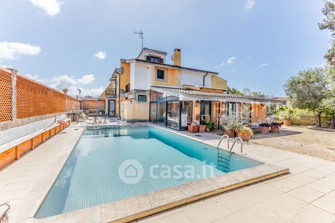 Villa in residenziale in Via Calamide 62