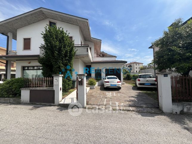Ufficio in commerciale in Viale Italia