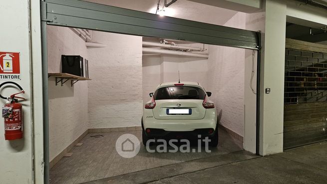 Garage/posto auto in residenziale in Viale Alfredo Oriani 4