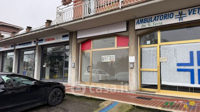 Negozio/locale commerciale in commerciale in Via Emilia 16
