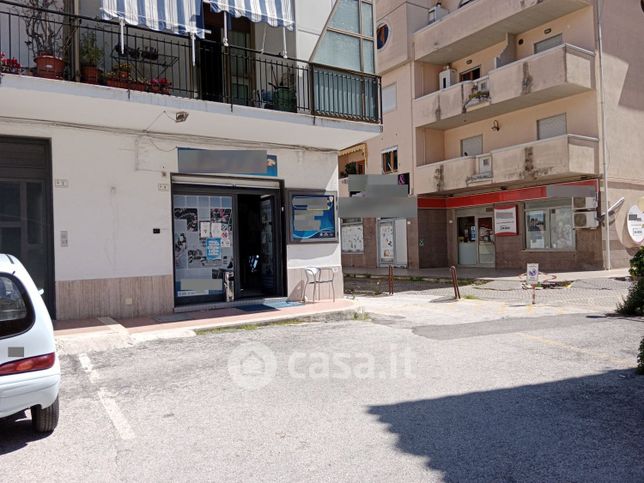 Negozio/locale commerciale in commerciale in Piazza Papa Giovanni XXIII 3