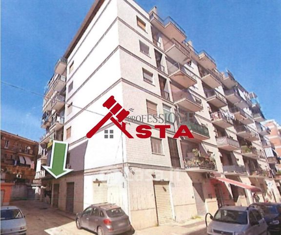 Box/posto auto in residenziale in Via Edmondo de Amicis