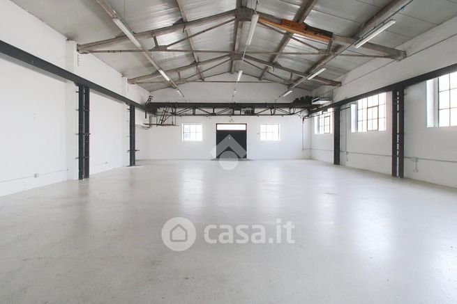 Capannone in commerciale in Via Luigi Negrelli 10