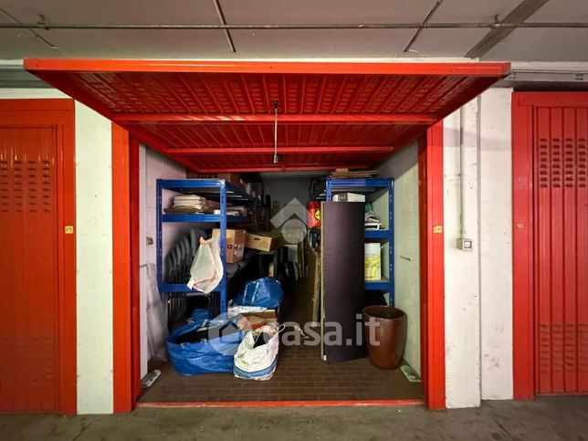Box/posto auto in residenziale in Via Sante Vincenzi 48