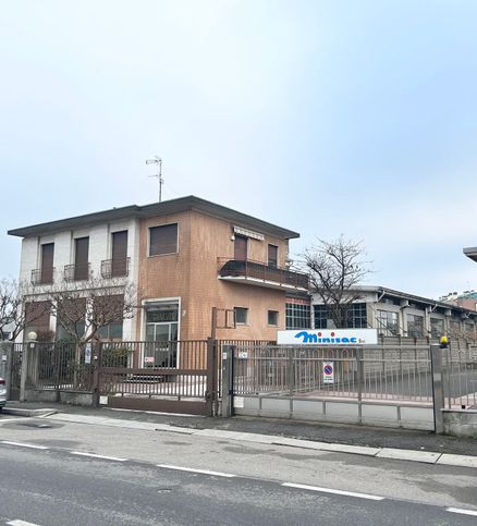 Capannone in commerciale in Via Pisacane