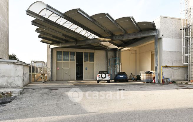 Capannone in commerciale in Via dell'Albereto