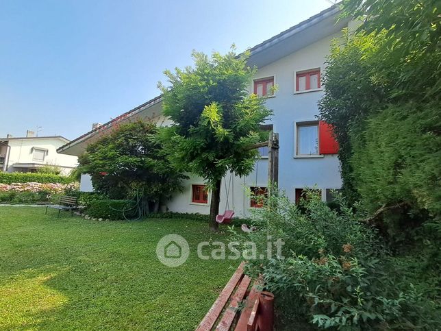 Casa bi/trifamiliare in residenziale in