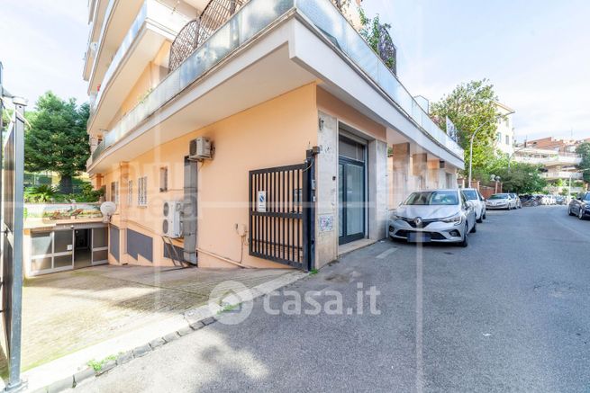 Box/posto auto in residenziale in Via Peralba 20