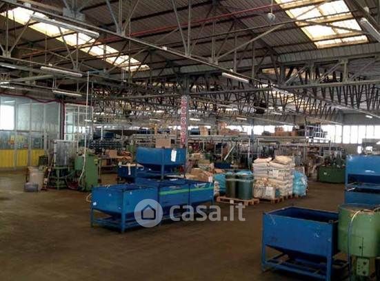 Capannone in commerciale in 