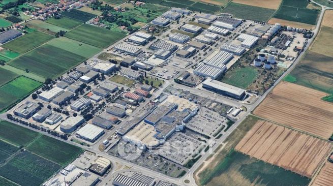 Capannone in commerciale in 