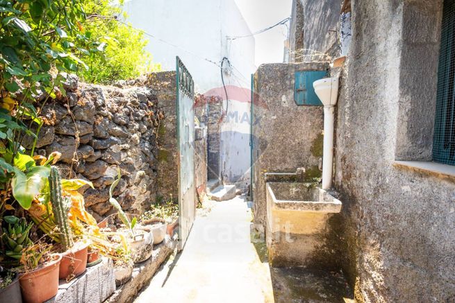 Casa indipendente in residenziale in Vicolo Soldato Sebastiano Caltabiano 13 -14