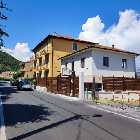 Casa bi/trifamiliare in residenziale in