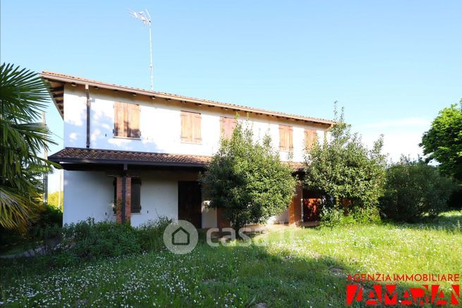 Villa in residenziale in Via Cipressi 1