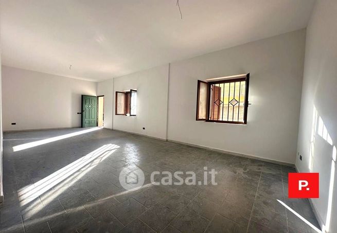 Ufficio in commerciale in Via Antonio Curri