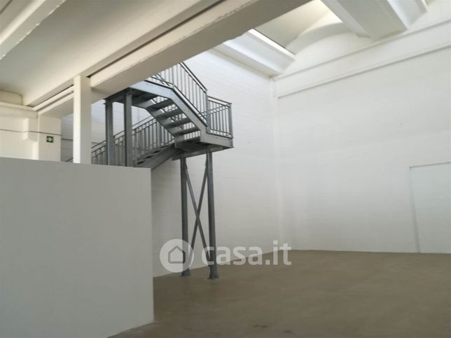 Capannone in commerciale in 