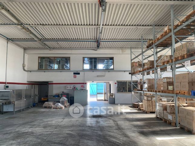 Capannone in commerciale in Via Roma