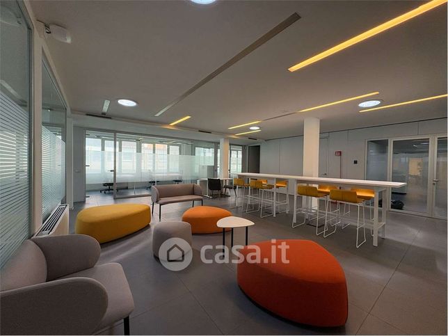 Ufficio in commerciale in Via della Villa Demidoff