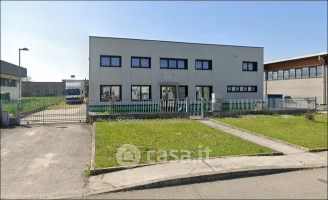 Capannone in commerciale in Via E. Montale 9