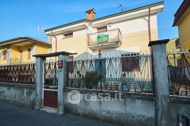 Villa in residenziale in Via Giuseppe Verdi 10