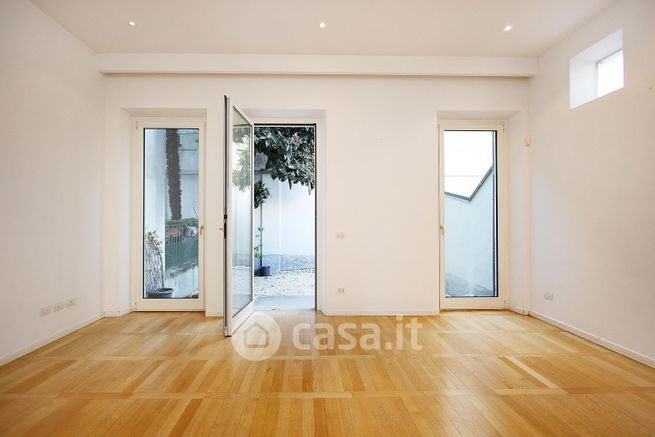 Casa indipendente in residenziale in Viale Lazio 18