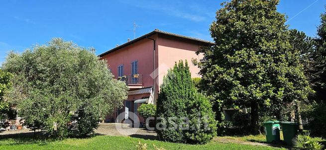 Casa bi/trifamiliare in residenziale in Via Cavour 21