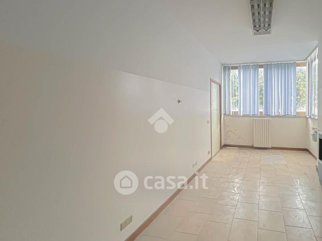 Ufficio in commerciale in Via Caselline 1