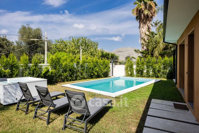 Casa bi/trifamiliare in residenziale in Viale Margherita di Savoia 67