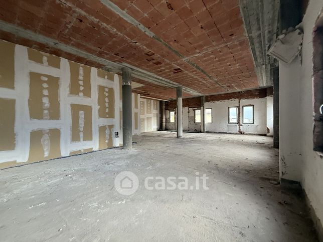 Capannone in commerciale in 