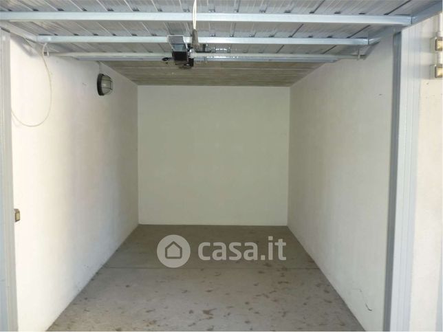 Garage/posto auto in residenziale in Viale G. Puccini 16