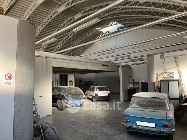 Capannone in commerciale in 