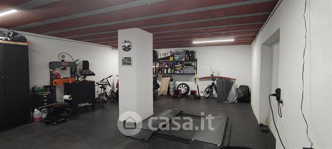 Capannone in commerciale in 