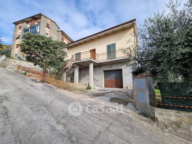 Casa indipendente in residenziale in Via Ugo Foscolo 32