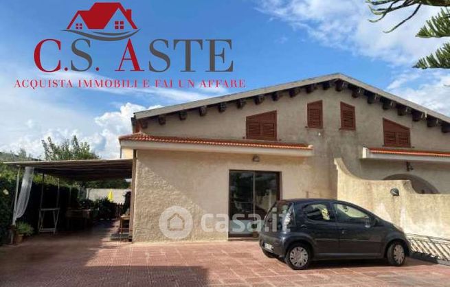 Casa bi/trifamiliare in residenziale in 