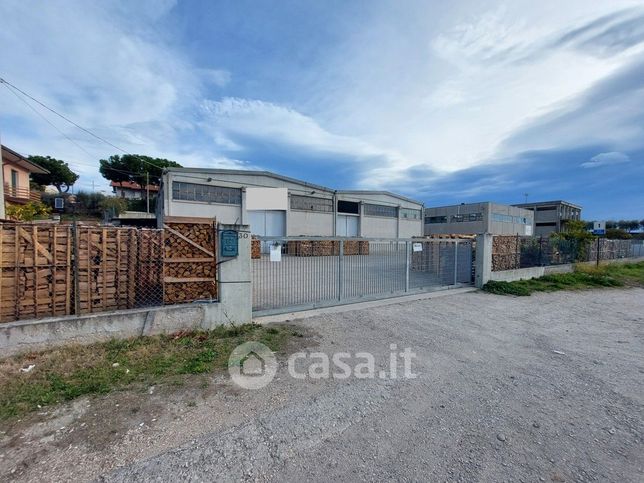 Capannone in commerciale in Via dell' Industria 30