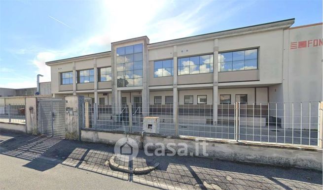 Capannone in commerciale in Via Galileo Galilei 30