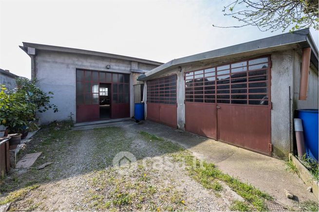 Capannone in commerciale in Via della Cantara 9