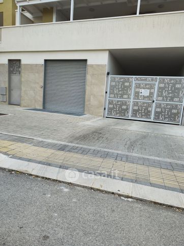 Negozio/locale commerciale in commerciale in Viale Carlo Maria Giulini