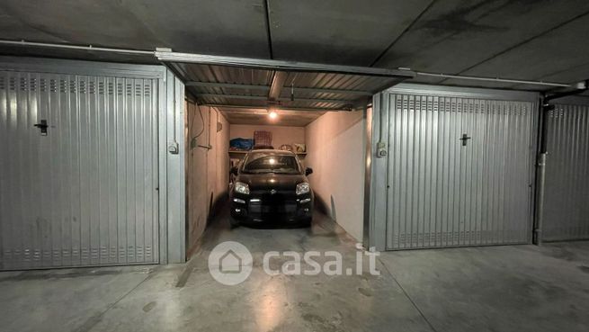 Box/posto auto in residenziale in Via Carlo Combi