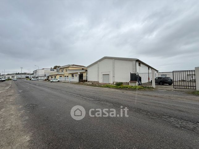 Capannone in commerciale in Via Enrico Mattei